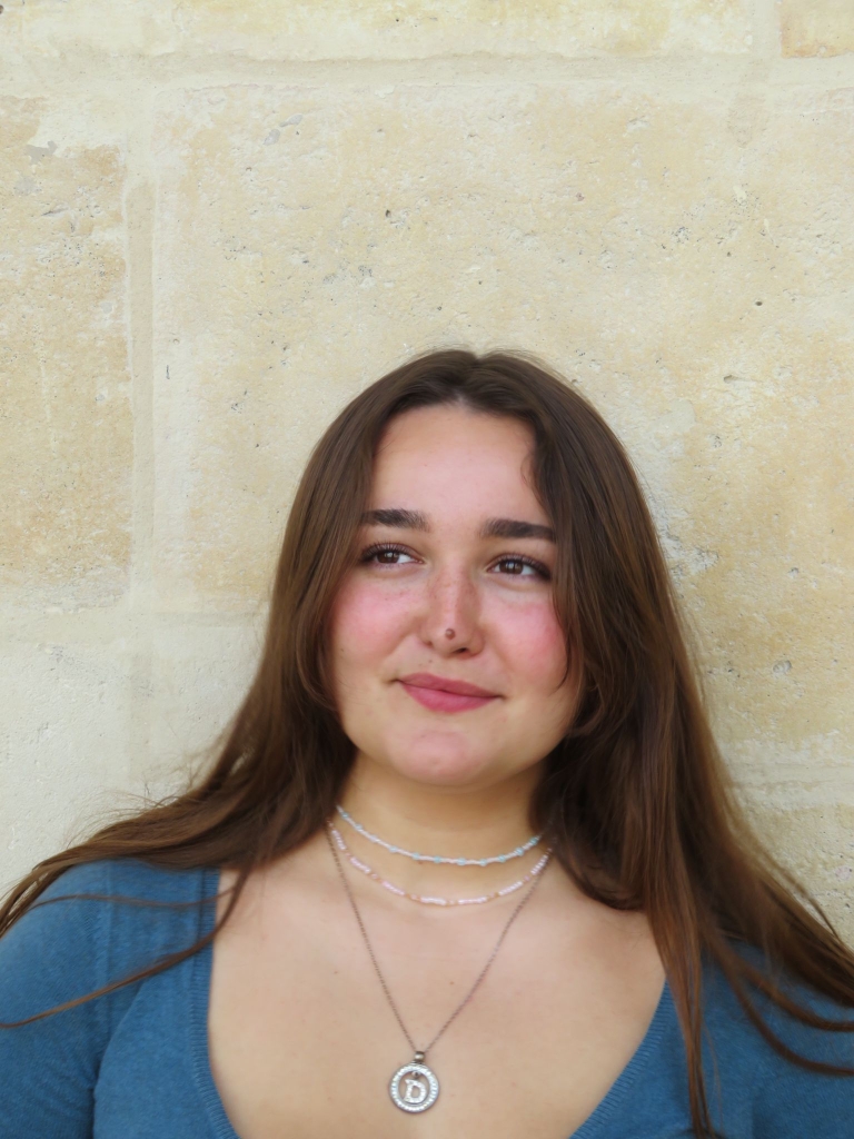 Isa schaut ganz behutsam in die Ferne
